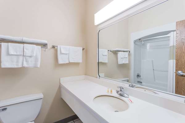  - Days Inn & Suites Morris - I-80, Exit 112