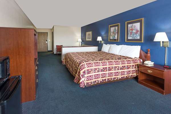 Suite - Days Inn & Suites Morris - I-80, Exit 112