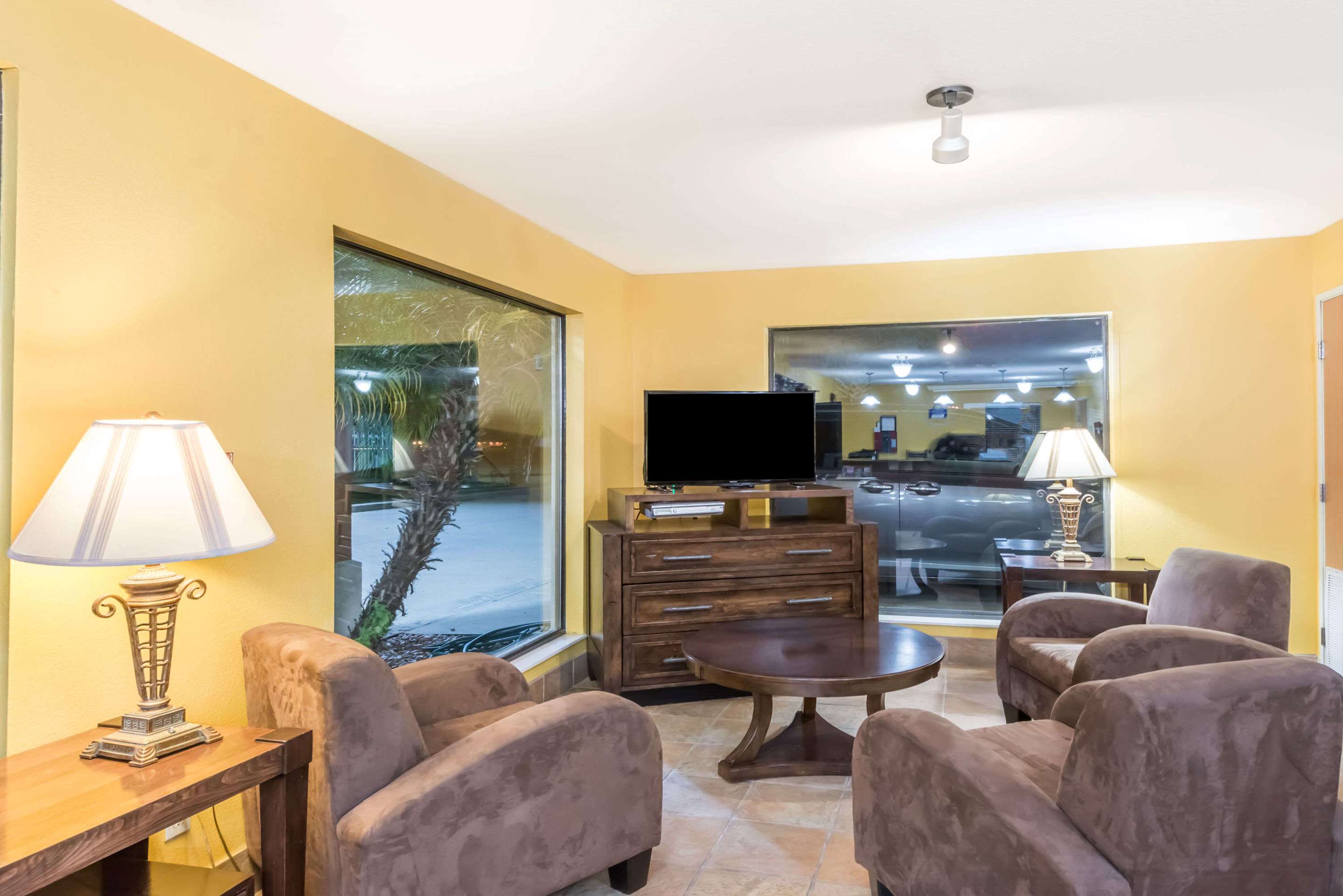 Lobby | Days Inn by Wyndham Sulphur LA