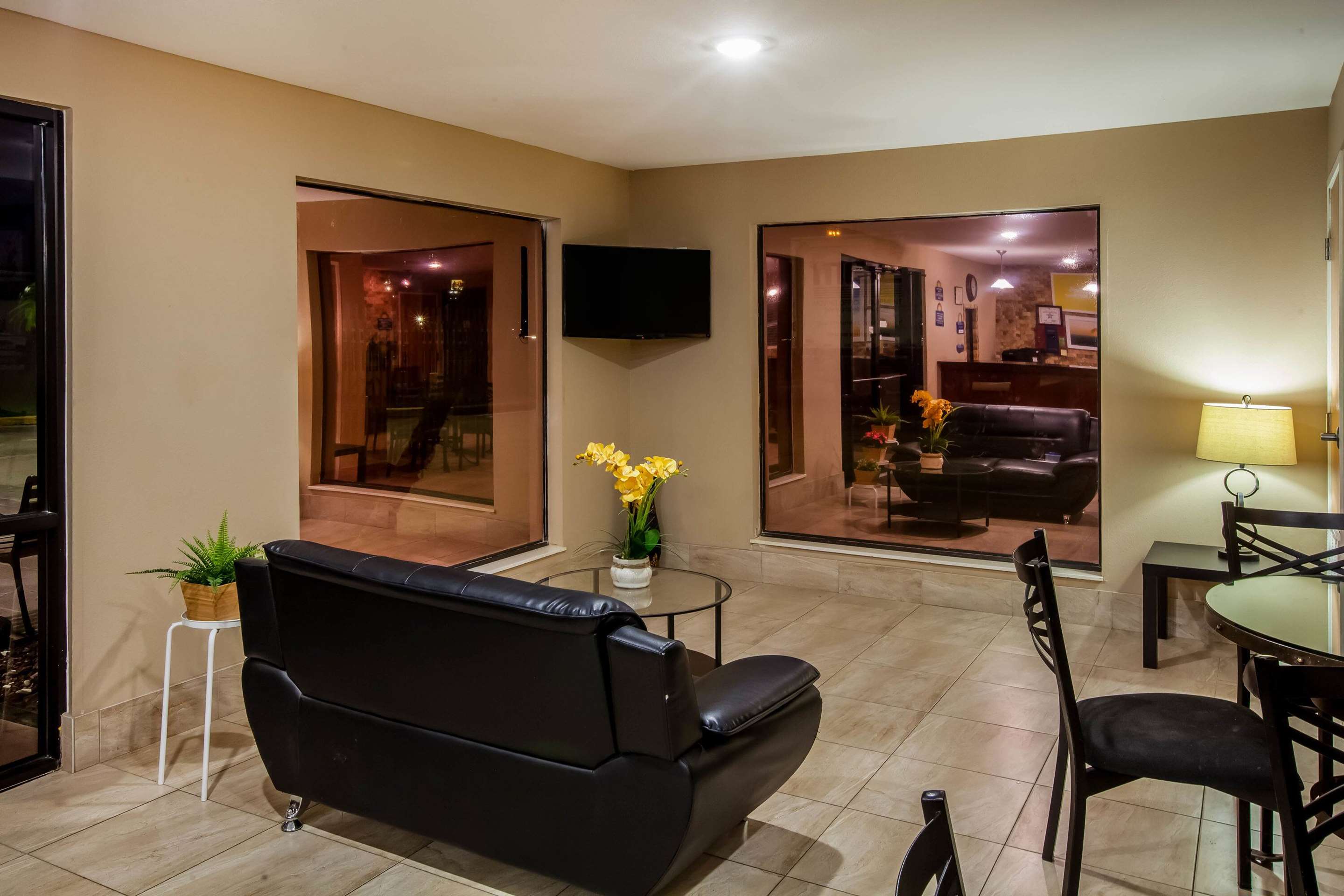 Lobby | Days Inn by Wyndham Sulphur LA