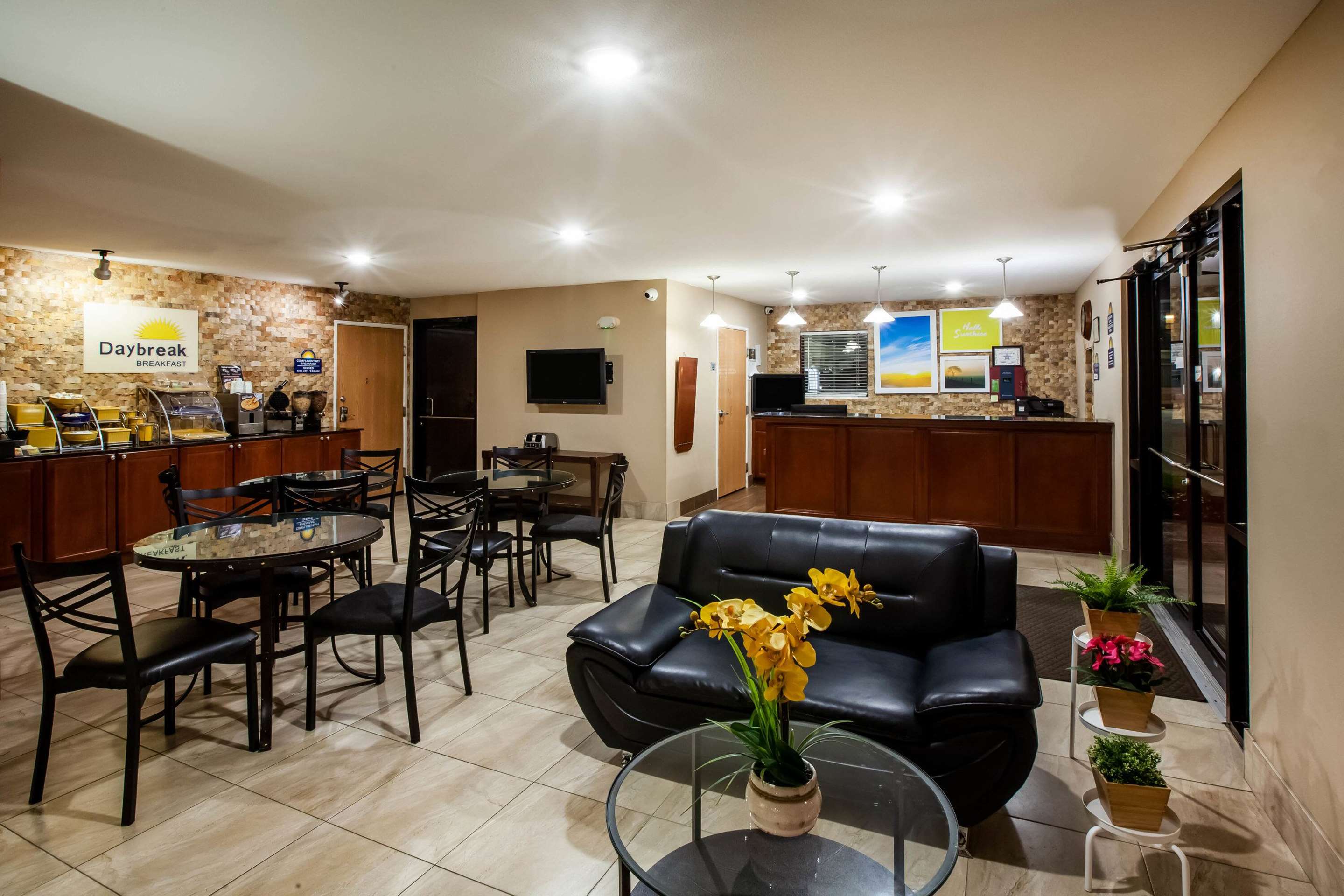 Lobby | Days Inn by Wyndham Sulphur LA