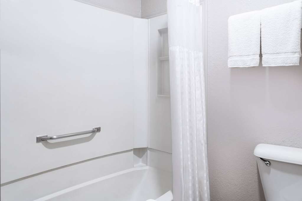DAYS INN ARDMORE-guestroom-Guest Room,Bathroom,Accessibility,On-Site.jpg