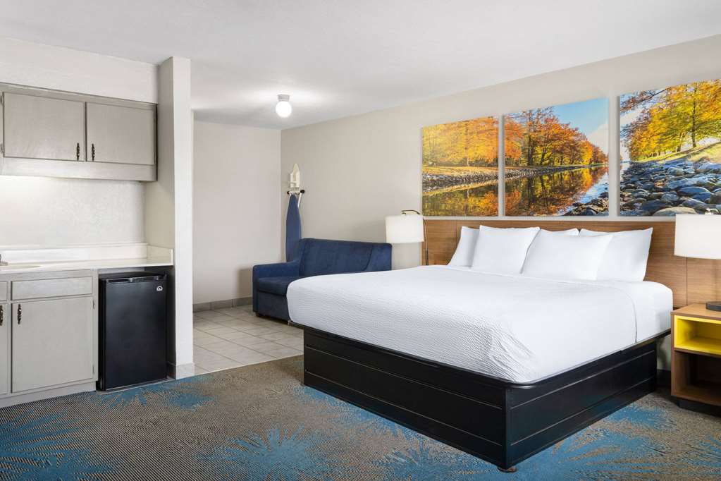 DAYS INN ARDMORE-guestroom-Guest Room,Suite,On-Site.jpg