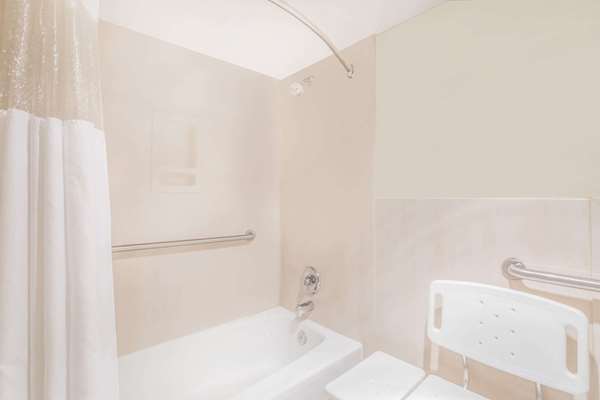  - Howard Johnson Hotel Salem - I-81, Exit 137