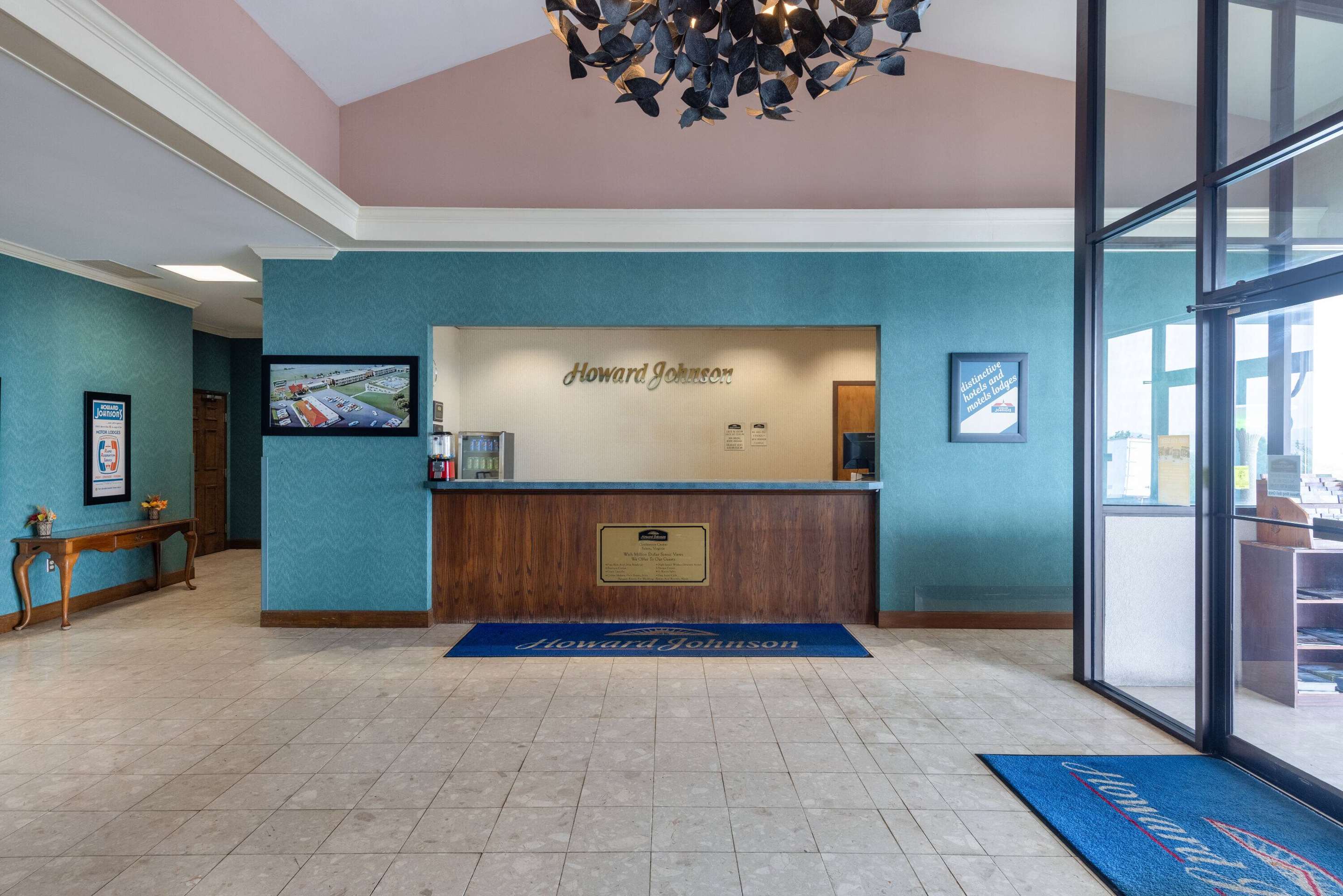 Lobby | Howard Johnson by Wyndham Salem Hotel & Conference Center