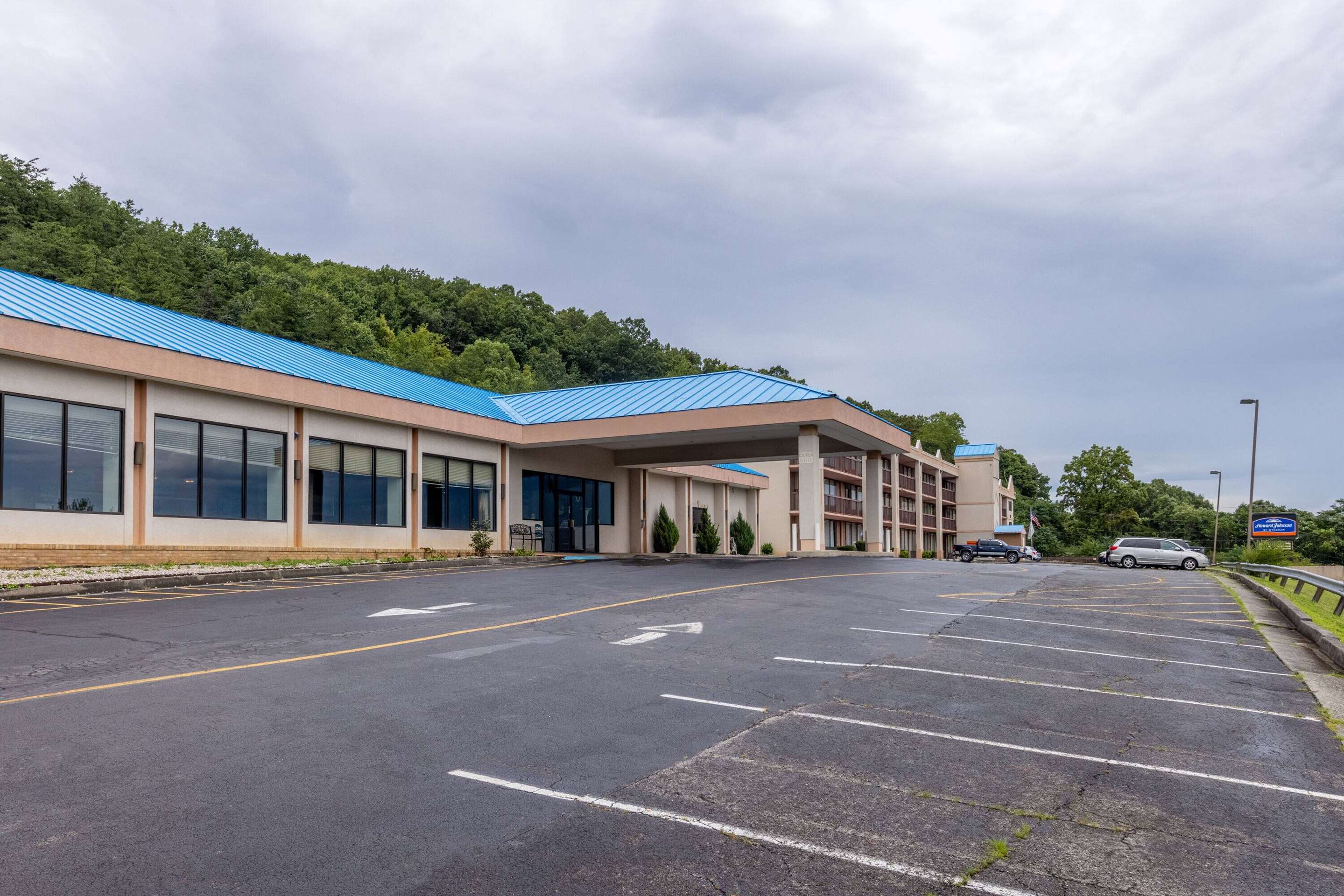 Exterior | Howard Johnson by Wyndham Salem Hotel & Conference Center