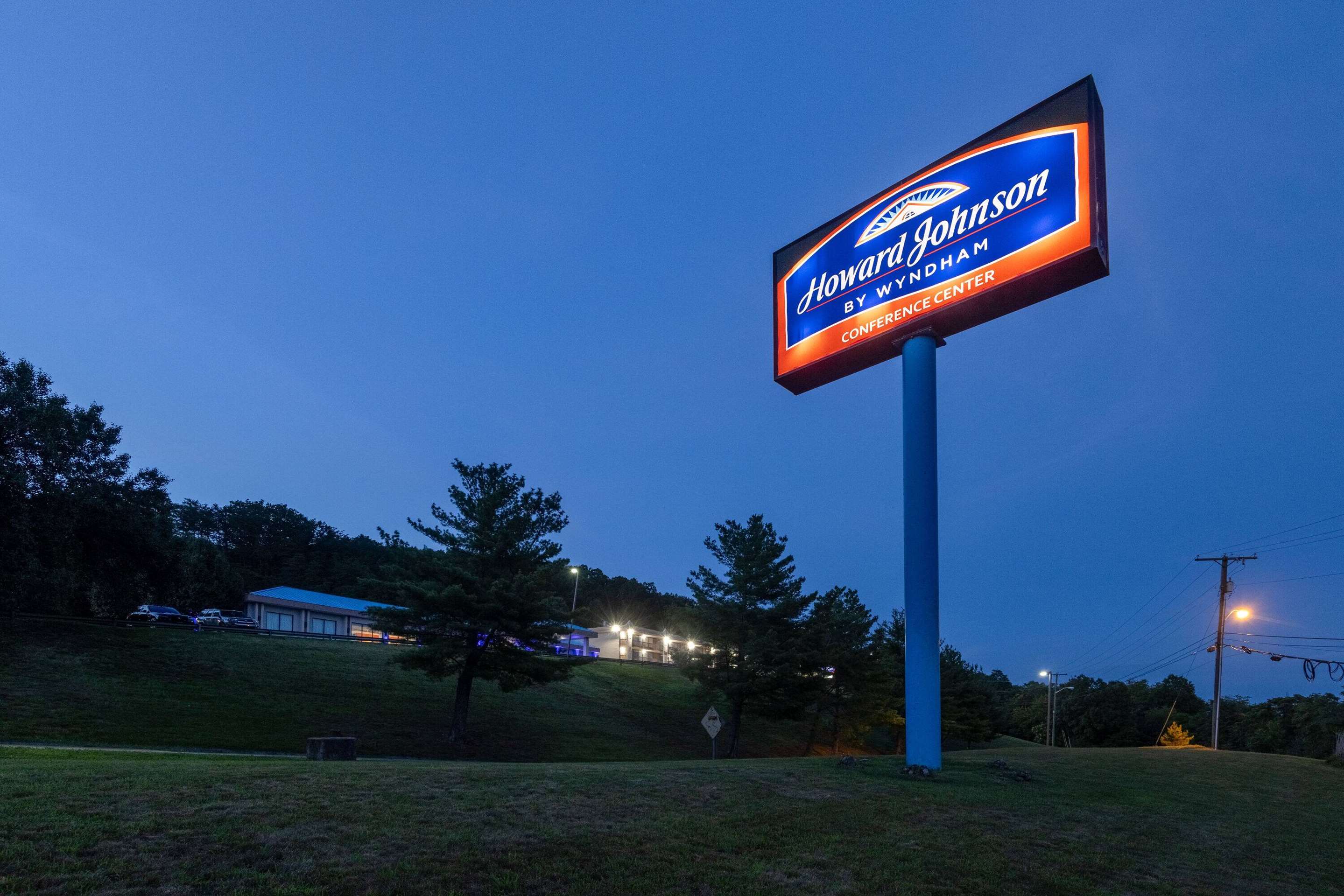 Exterior | Howard Johnson by Wyndham Salem Hotel & Conference Center