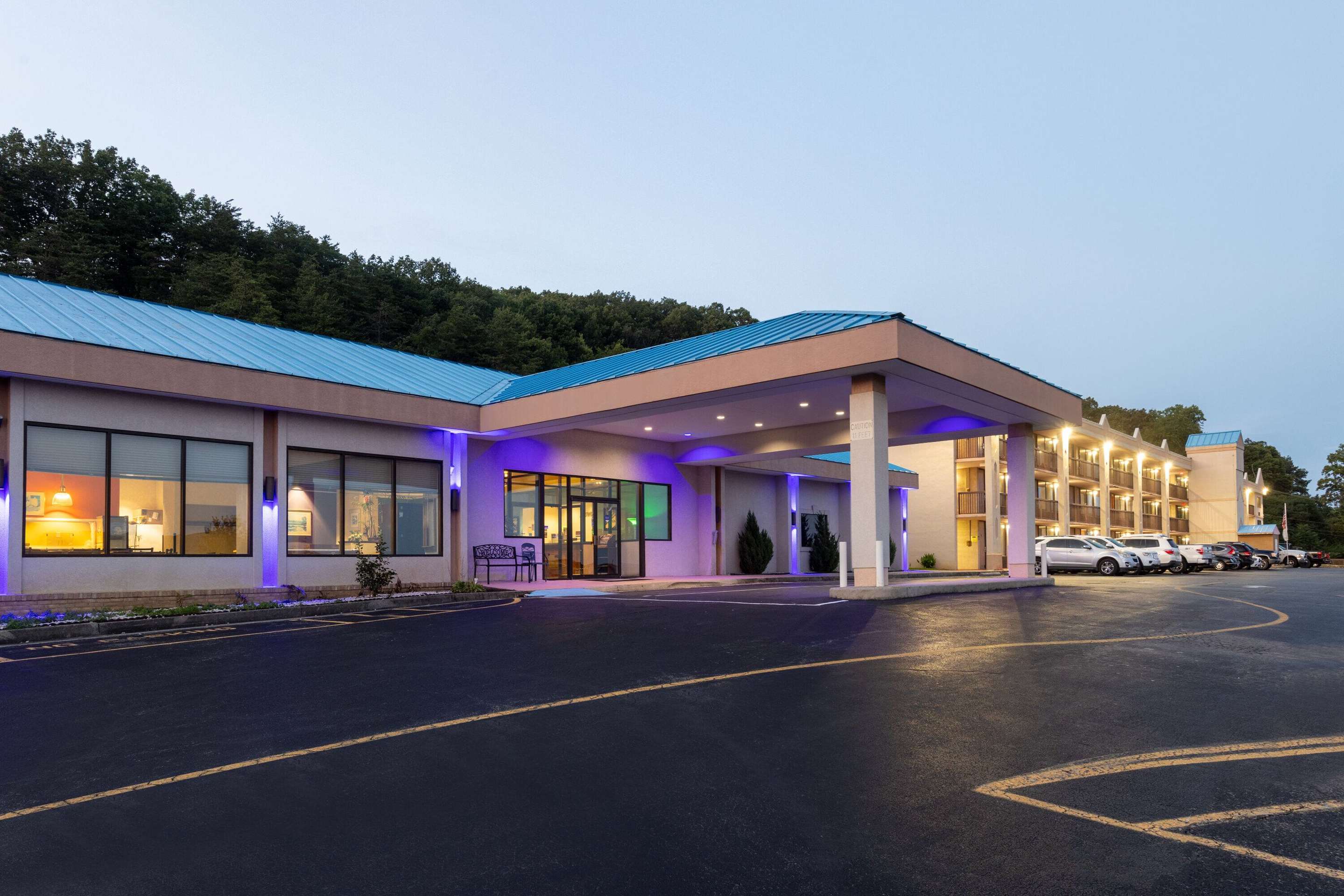 Exterior | Howard Johnson by Wyndham Salem Hotel & Conference Center