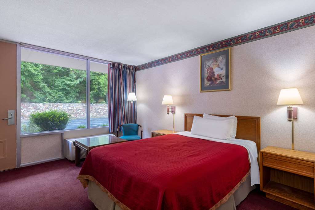 HOWARD JOHNSON HOTEL & CONFERENCE C-guestroom-Guest Room,On-Site.jpg