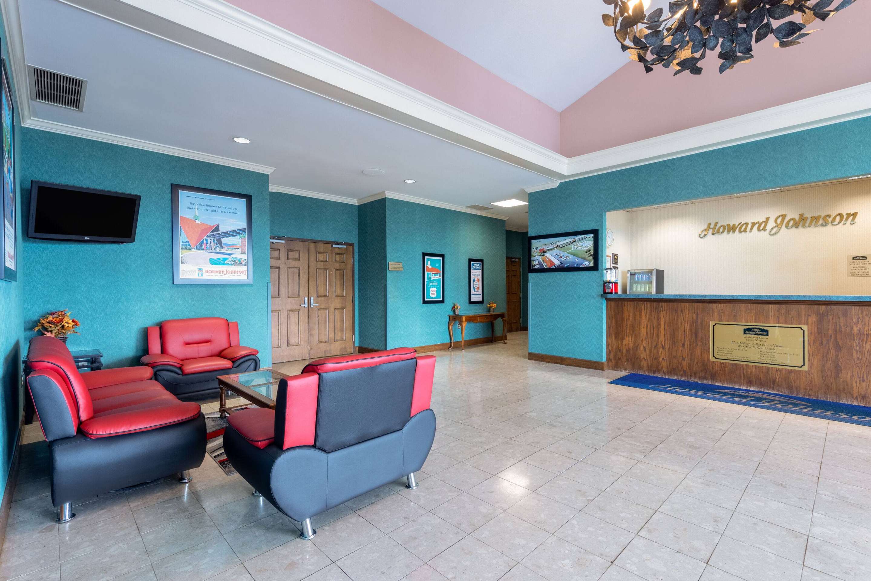 Lobby | Howard Johnson by Wyndham Salem Hotel & Conference Center
