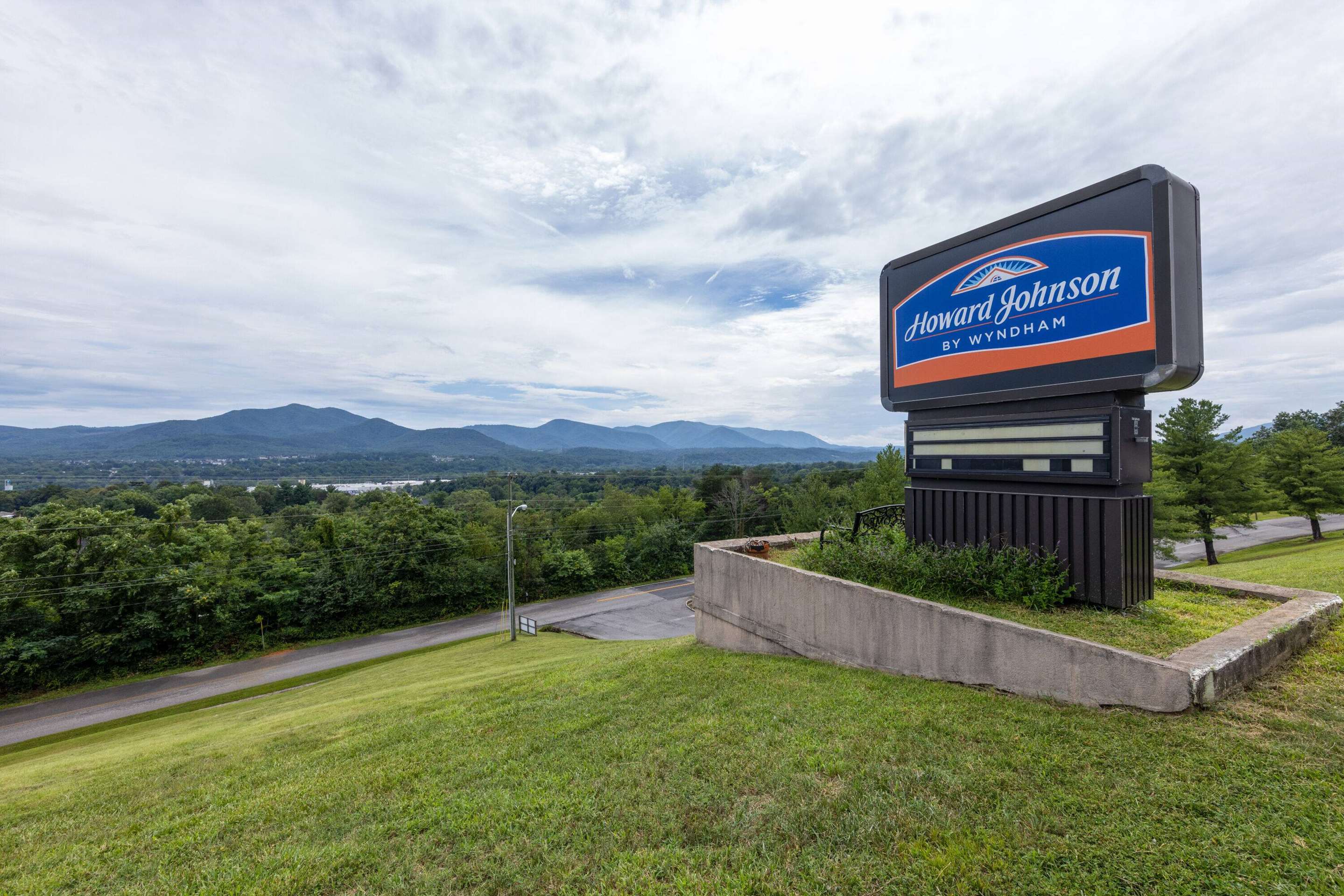 Exterior | Howard Johnson by Wyndham Salem Hotel & Conference Center