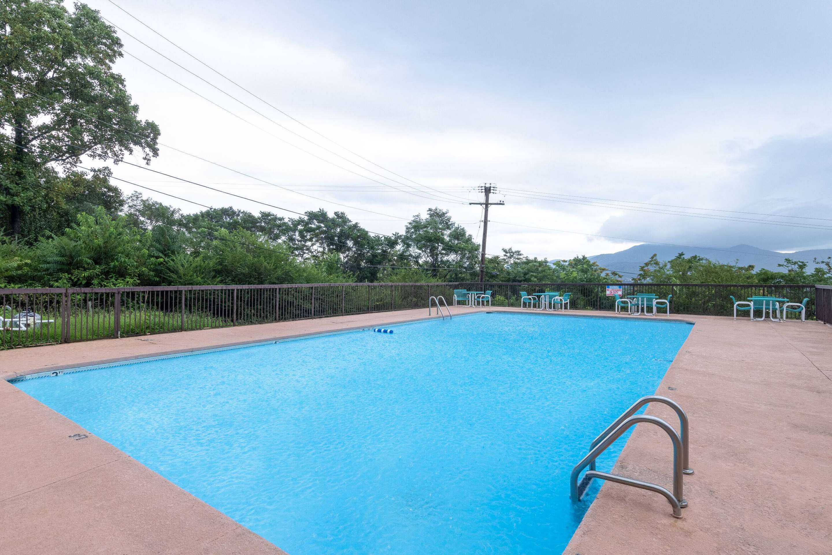 Pool | Howard Johnson by Wyndham Salem Hotel & Conference Center