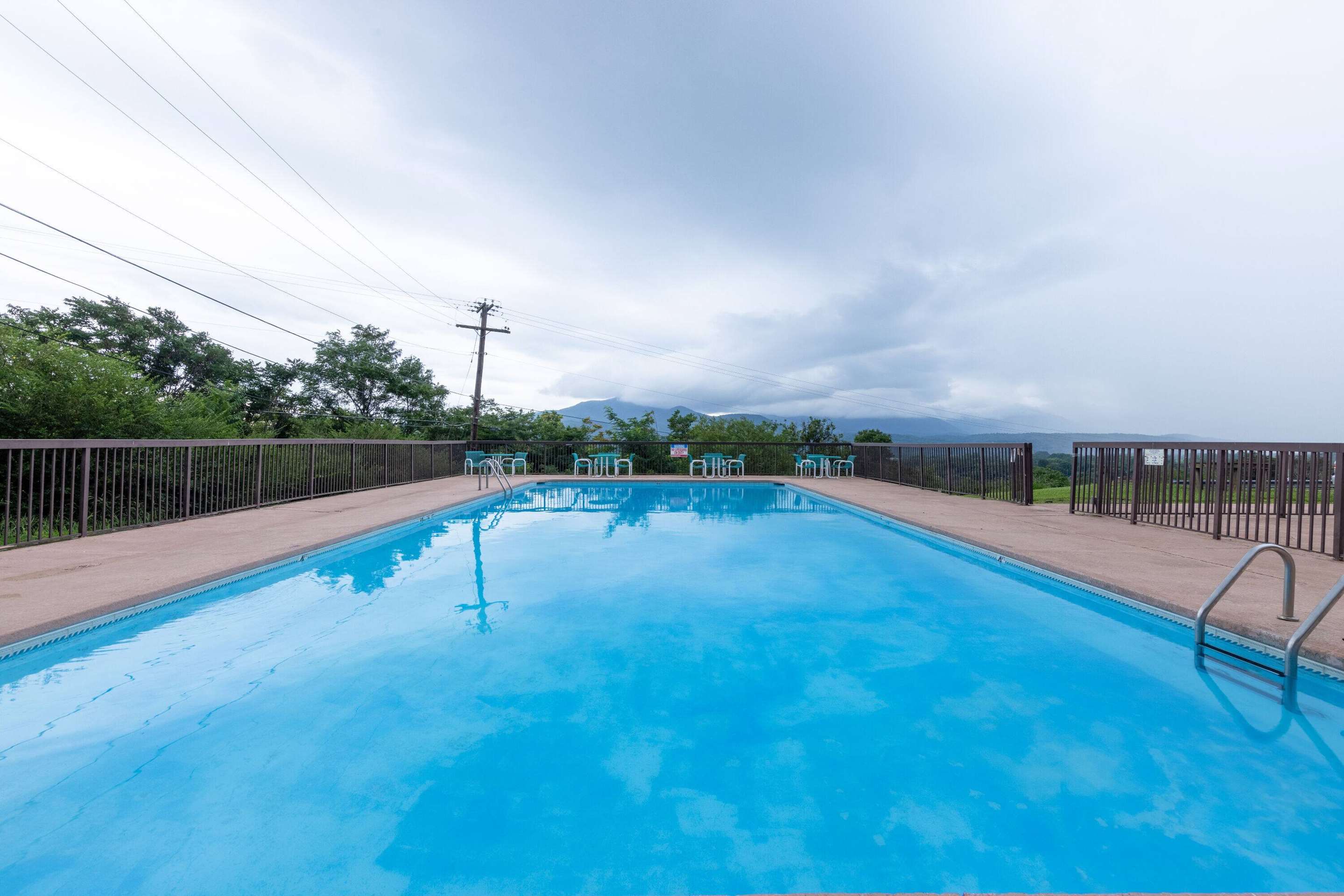 Pool | Howard Johnson by Wyndham Salem Hotel & Conference Center