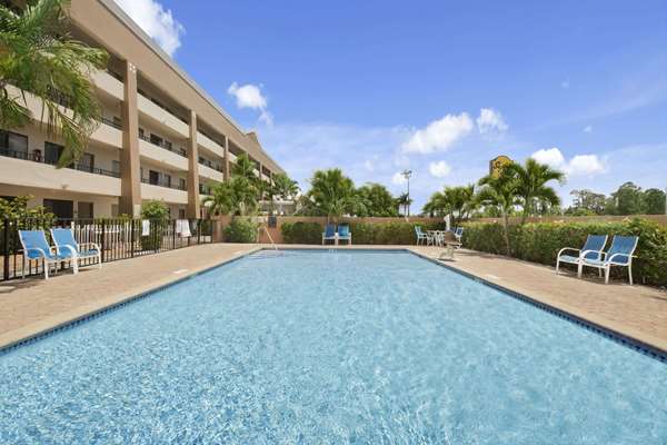 Pool - Super 8 Hotel Fort Myers
