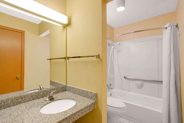  - Super 8 Motel Monticello