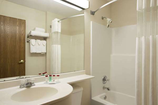  - Ramada Limited Hotel Bloomington - I-55 & I-74, Exit 160