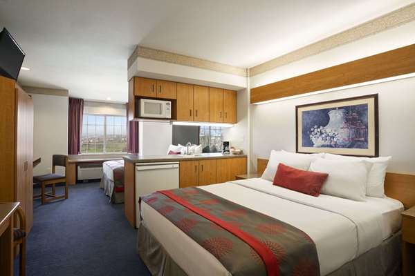 Suite - Ramada Limited Hotel Bloomington - I-55 & I-74, Exit 160