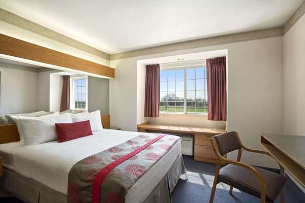 Suite - Ramada Limited Hotel Bloomington - I-55 & I-74, Exit 160