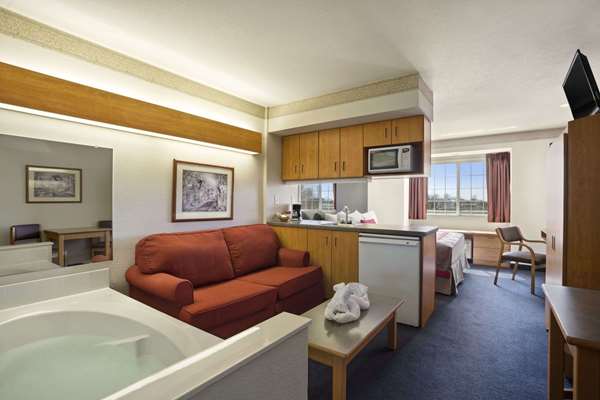 Suite - Ramada Limited Hotel Bloomington - I-55 & I-74, Exit 160