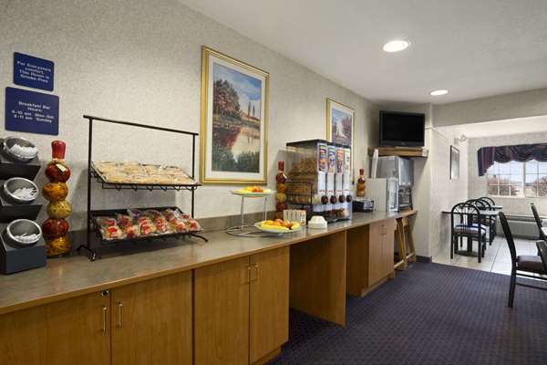  - Ramada Limited Hotel Bloomington - I-55 & I-74, Exit 160
