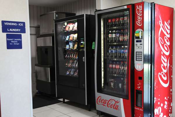  - Ramada Limited Hotel Bloomington - I-55 & I-74, Exit 160