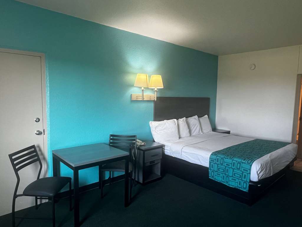 Howard Johnson by Wyndham Galveston - Tap to explore photos