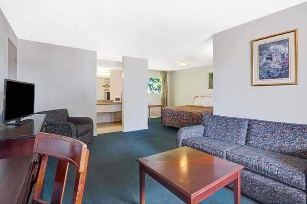 Suite - Days Inn Everett - I-5, Exit 189