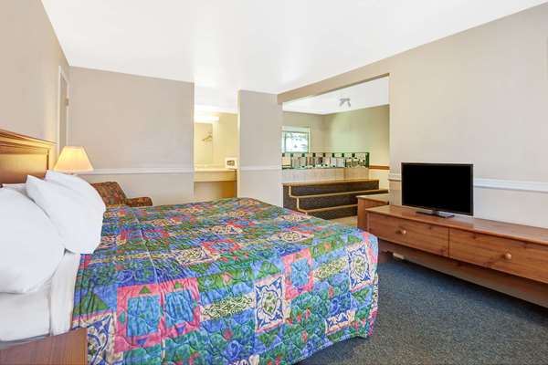 Suite - Days Inn Everett - I-5, Exit 189