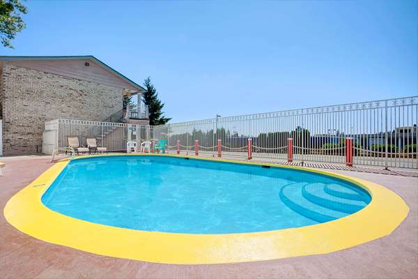 Pool - Days Inn Everett - I-5, Exit 189