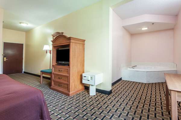 Suite - Howard Johnson Express Inn Airport Louisville - I-65, Exit 131B