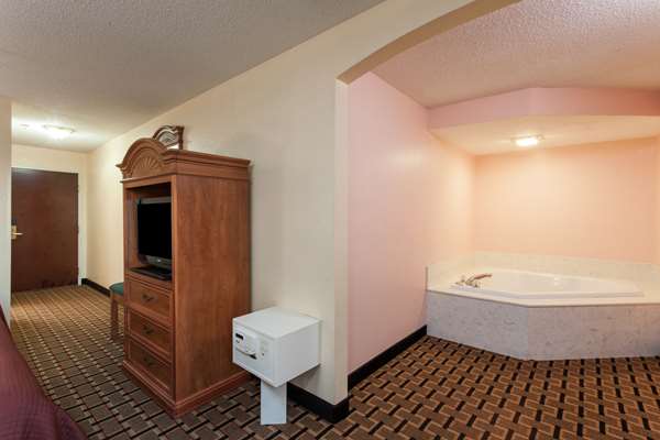  - Howard Johnson Express Inn Airport Louisville - I-65, Exit 131B
