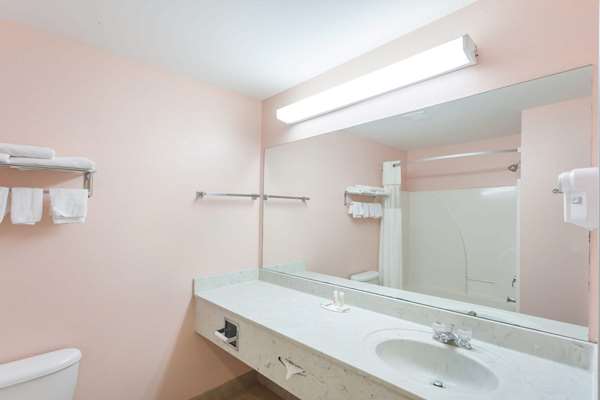  - Howard Johnson Express Inn Airport Louisville - I-65, Exit 131B