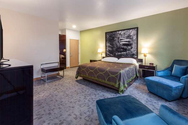 Suite - Super 8 Hotel Uniontown