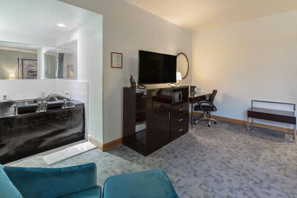 Suite - Super 8 Hotel Uniontown