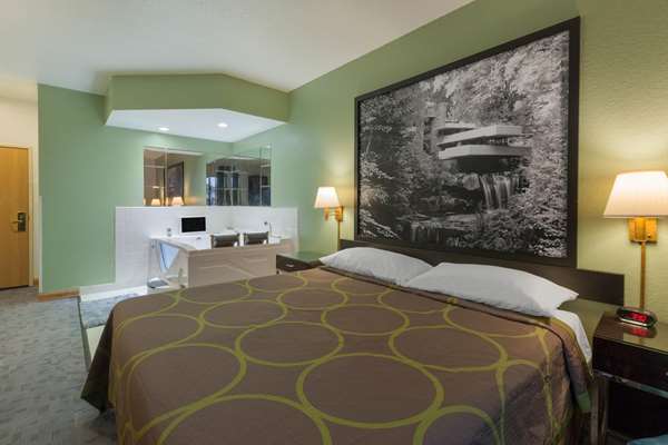 Suite - Super 8 Hotel Uniontown