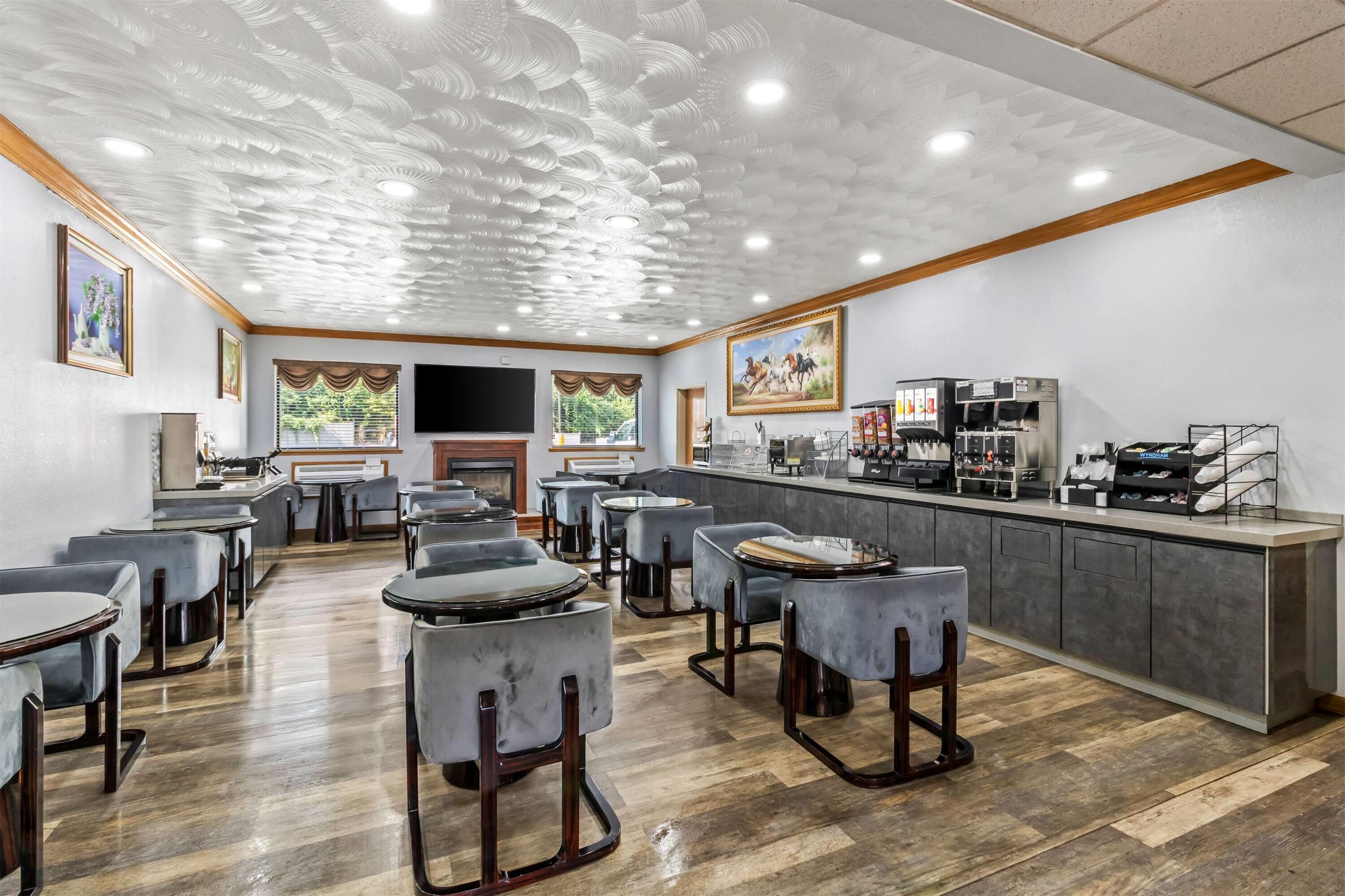 Breakfast Area | Super 8 by Wyndham Uniontown