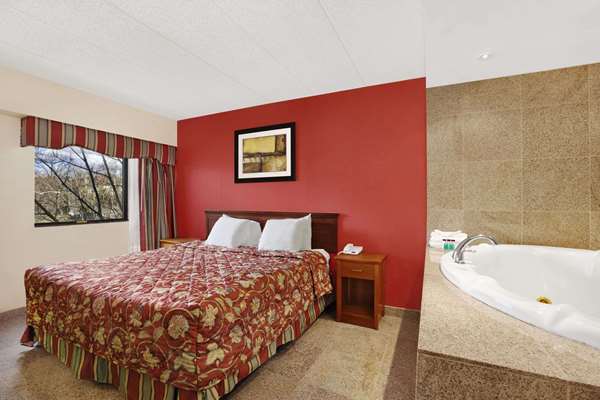 Suite - Ramada Inn East Orange