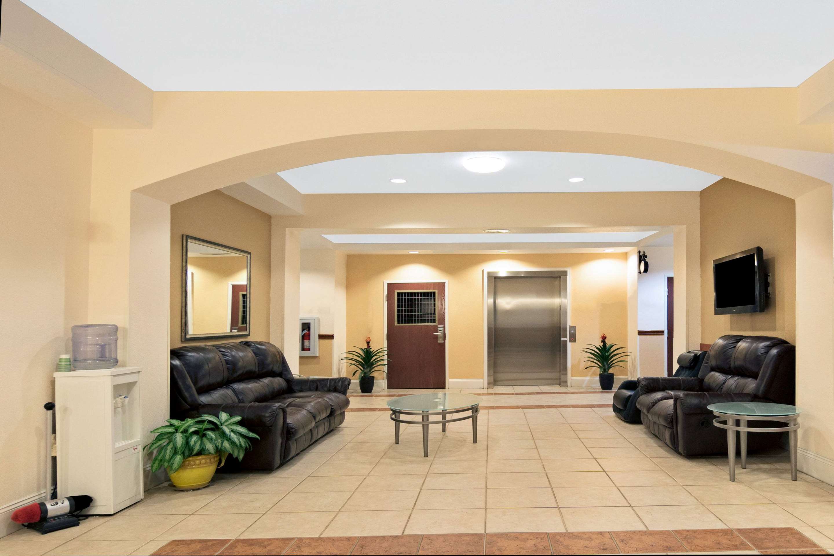Lobby View | Super 8 by Wyndham Austin/Airport South