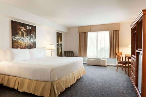  - Days Inn Suites by the Falls Niagara Falls