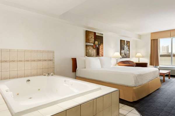 Suite - Days Inn Suites by the Falls Niagara Falls