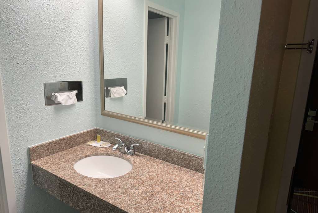 TRAVELODGE BY WYNDHAM AIRPORT PLATT-guestroom-Guest Room,Bathroom,On-Site.jpg