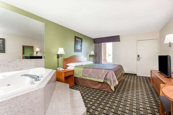  - Super 8 Motel Forsyth - I-75, Exit 186