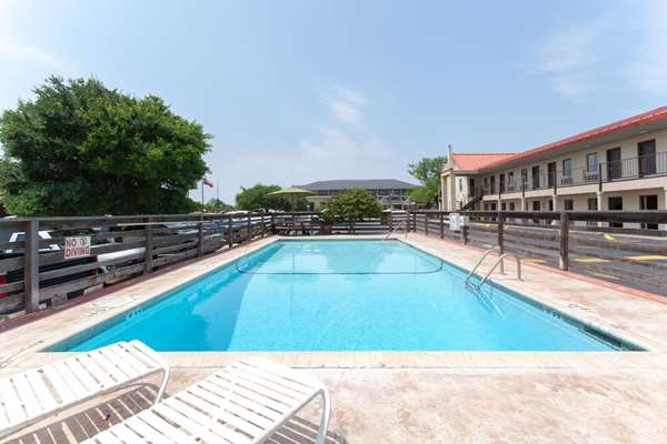 Pool - Super 8 Motel Fredericksburg