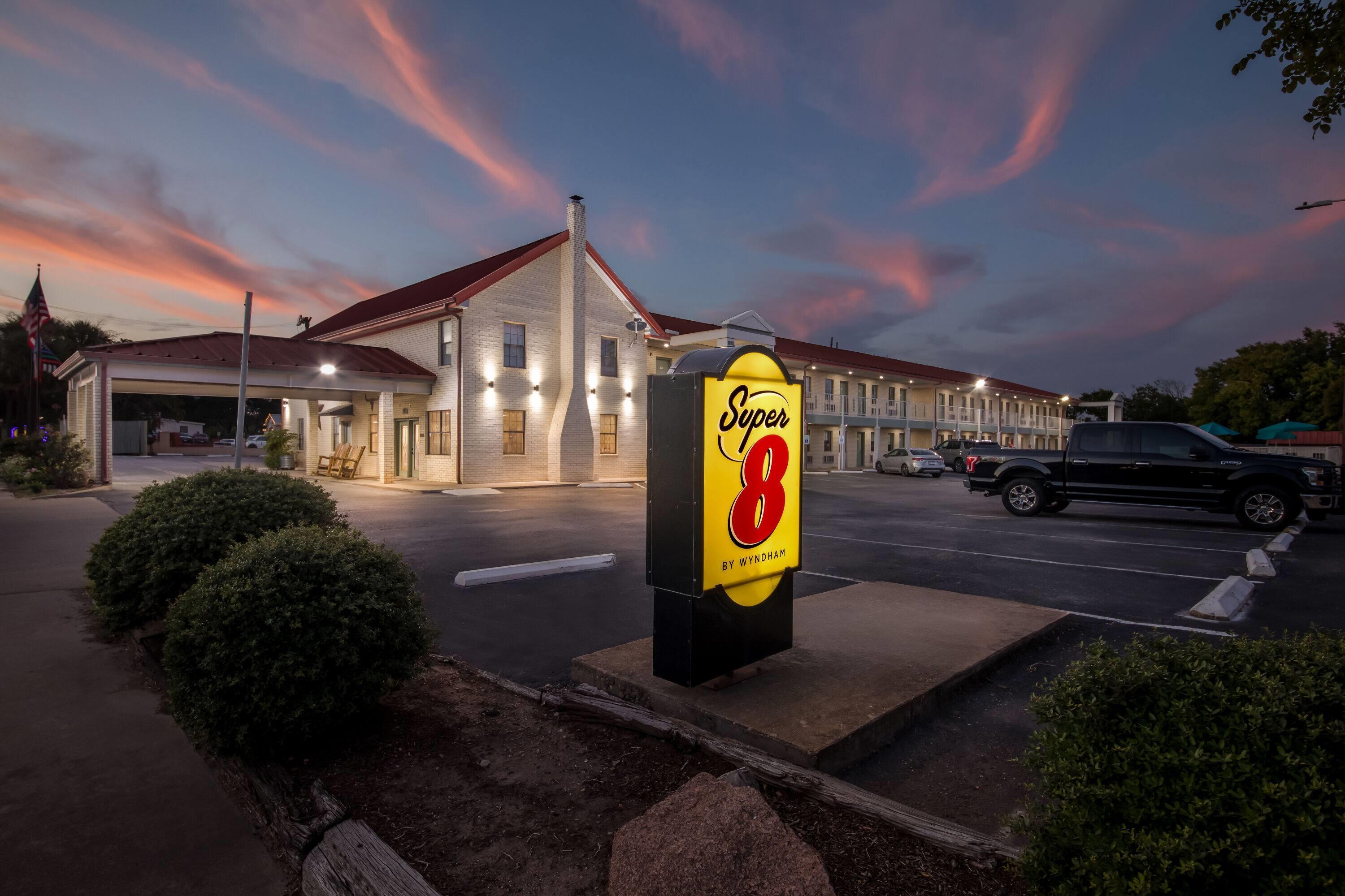 Exterior | Super 8 by Wyndham Fredericksburg