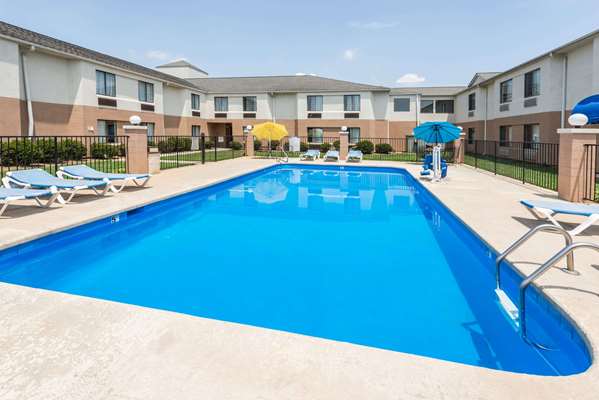 Pool - Days Inn Yadkinville