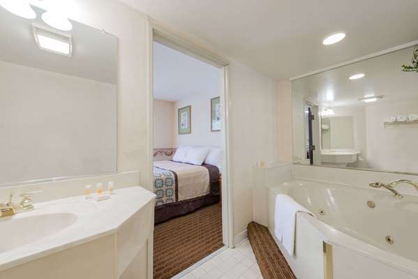 Suite - Days Inn Yadkinville