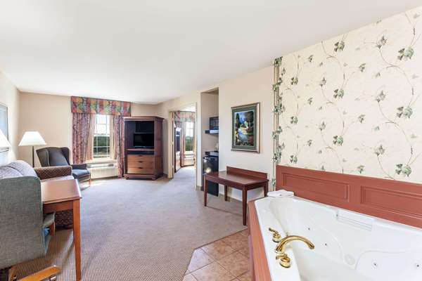 Suite - Ramada Inn Sparta - I-71, Exit 57