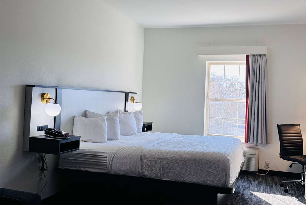 RAMADA BY WYNDHAM SPARTA/AT SPEEDWA-guestroom-Guest Room,On-Site.jpg