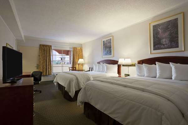  - Days Inn Balboa Park San Diego - I-5, Exits 16 & 16B