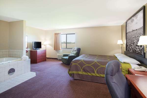 Suite - Super 8 Hotel Iola